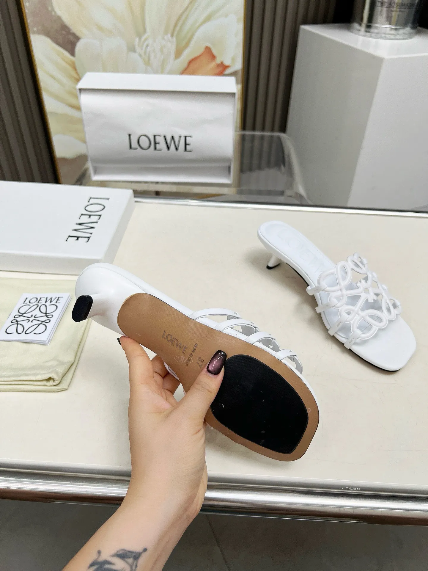 👟👟Ex-factory price 500👟👟 LOEWE 2025 SS summer limited edition hollow slippers, it is a very comprehensive noble fashion brand, highly recommended to all little fairies.   1⃣️Material: Imported cowhide 2⃣️Inner lining: Imported Italian lambskin, super soft and delicate 3⃣️Outsole: Imported Italian original original color genuine leather outsole Heel height 4.5 4⃣️Code number: 35 to 39 (40.41.42.43. Customized)
